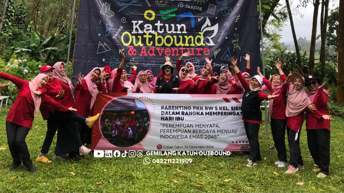 Rombongan 20 orang mengikuti outbound corporate di Malang