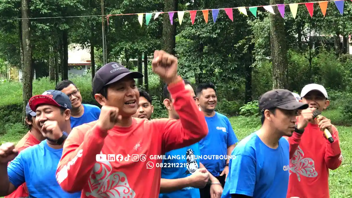 Peserta outbound bermain tim di lapangan Batu Malang bersama instruktur