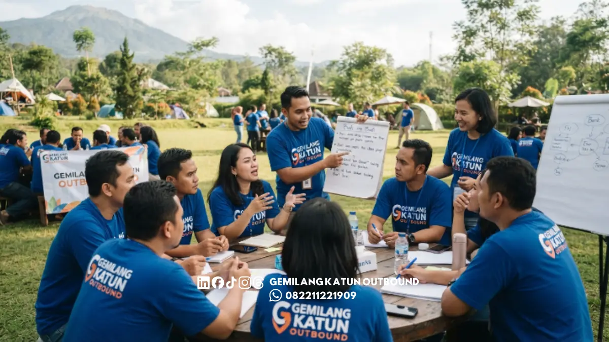 Karyawan berdiskusi dalam sesi employee gathering di Malang
