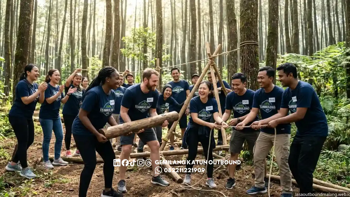 peserta bermain game outbound singkat di sela acara