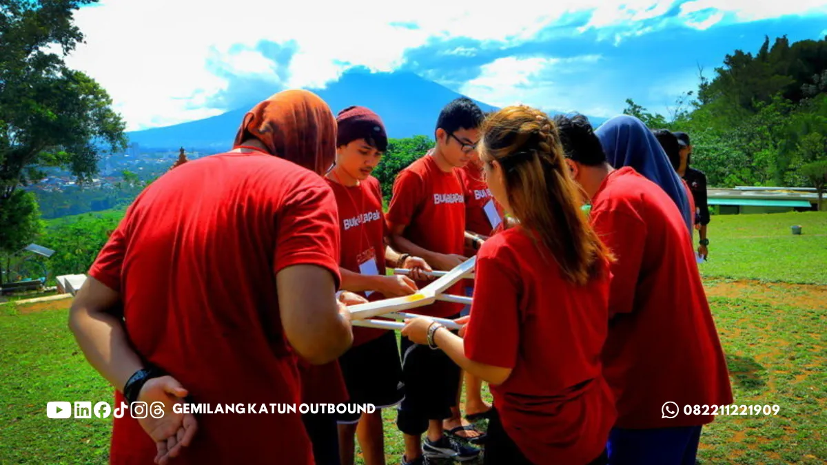 fasilitator memandu energizer singkat untuk peserta