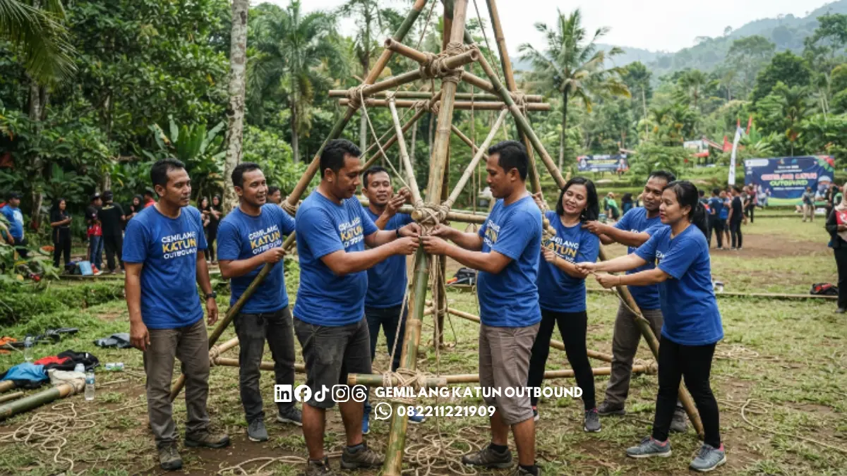 Peserta bermain game outbound singkat saat jeda acara