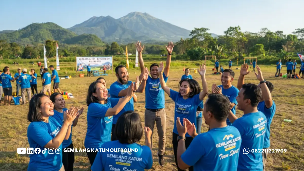 Peserta bermain game outbound singkat saat jeda acara