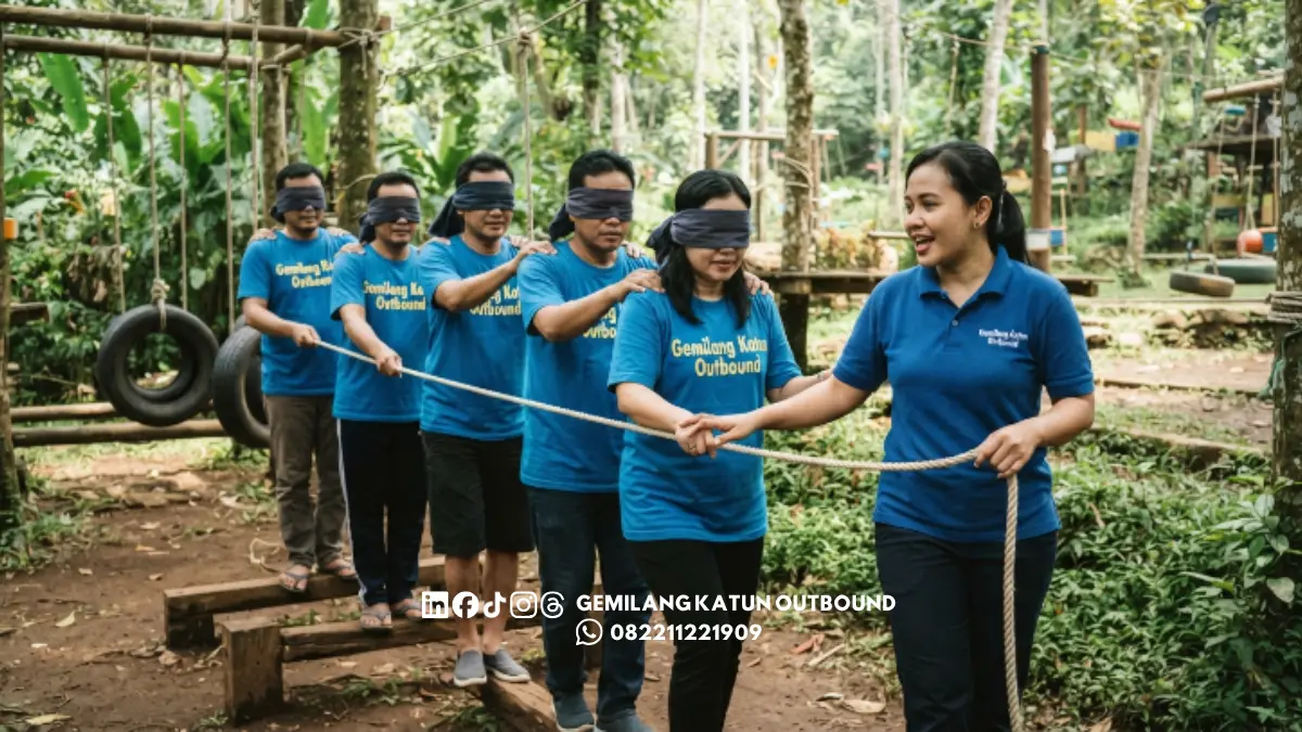 Peserta memberi instruksi verbal dalam game outbound komunikasi