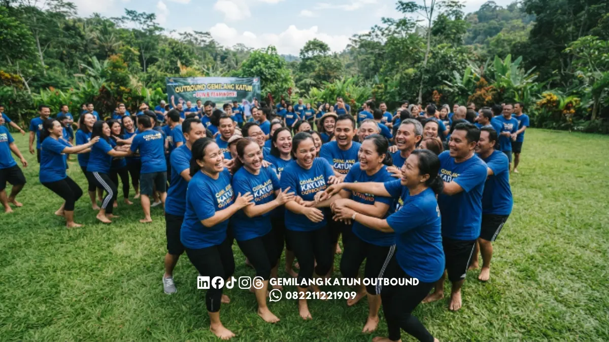 Kelompok besar peserta bermain game outbound tanpa alat di lapangan