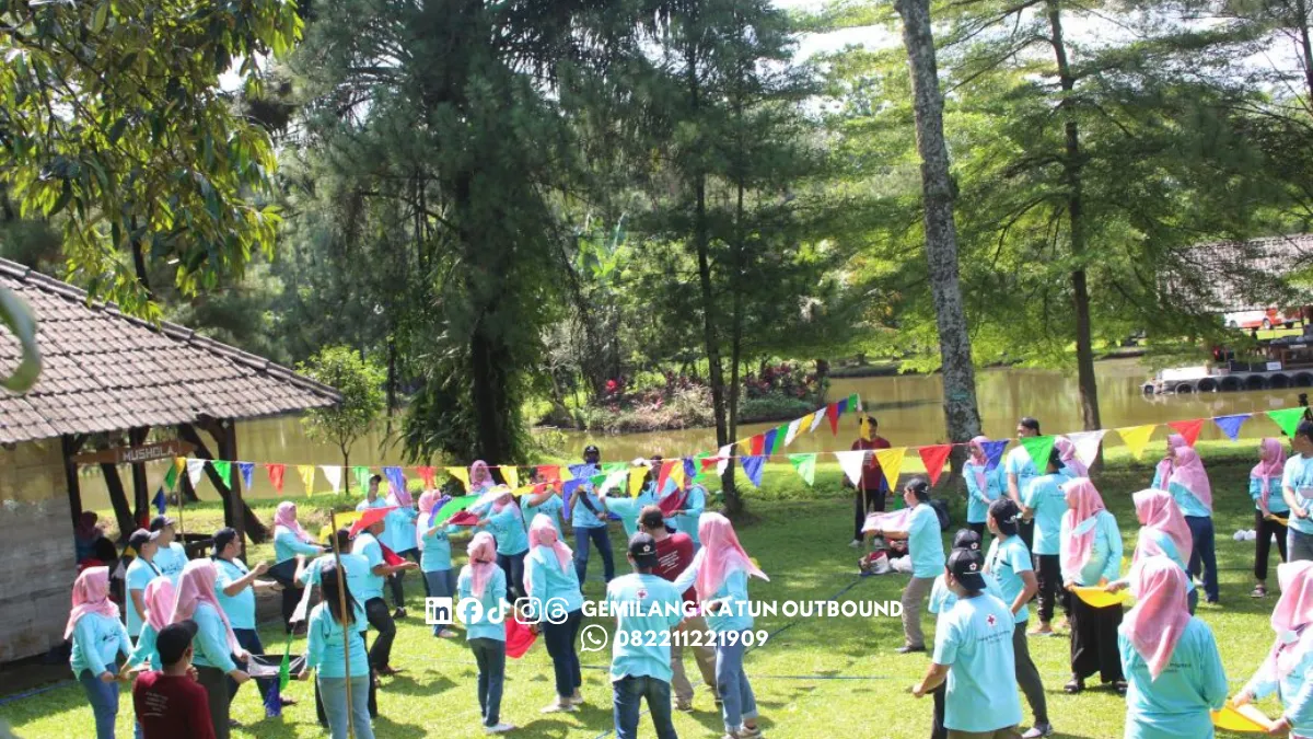peserta outbound berkumpul membentuk kelompok di lapangan terbuka