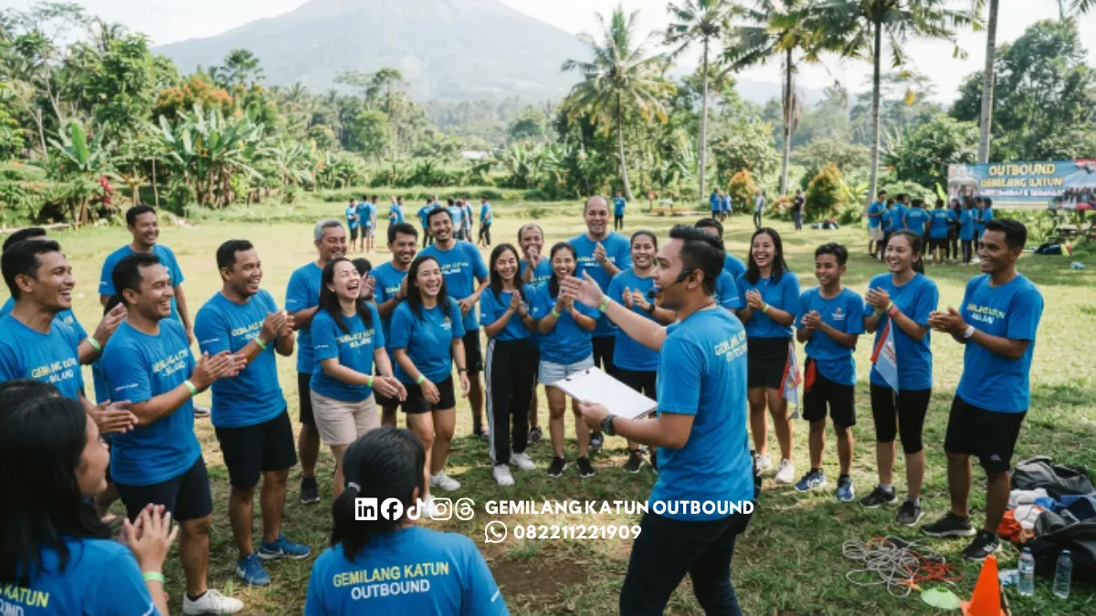 Fasilitator memberi briefing sebelum sesi outbound Malang