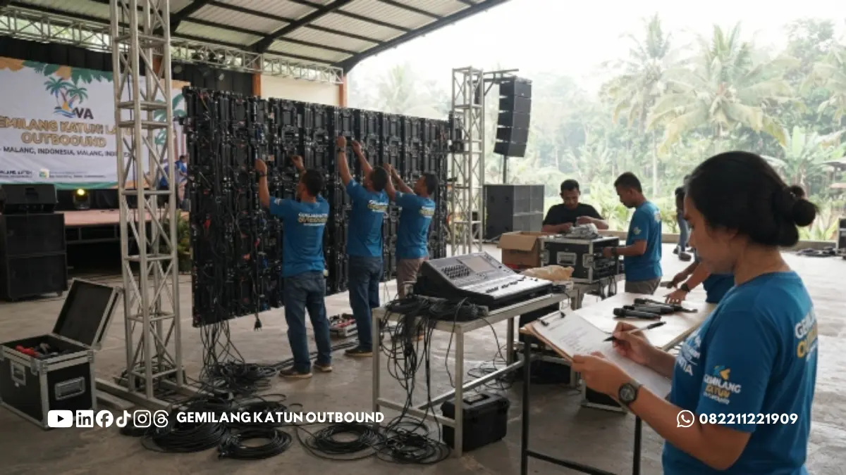 Karyawan mengikuti sesi gathering per departemen di Malang
