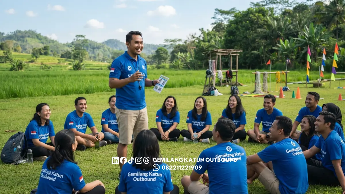 Instruktur outbound menjelaskan aturan permainan kepada peserta