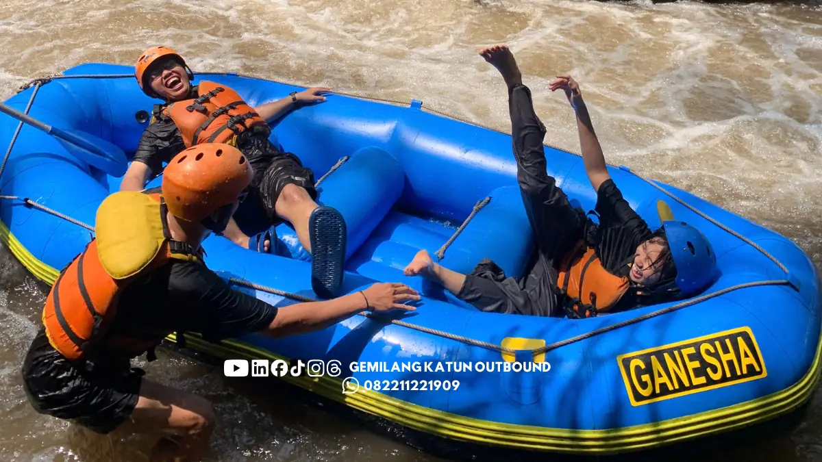 Perahu karet dan perlengkapan yang termasuk dalam harga rafting Malang