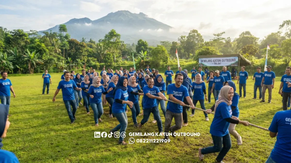 Peserta paket outbound half day Malang mengikuti games kelompok di lapangan terbuka