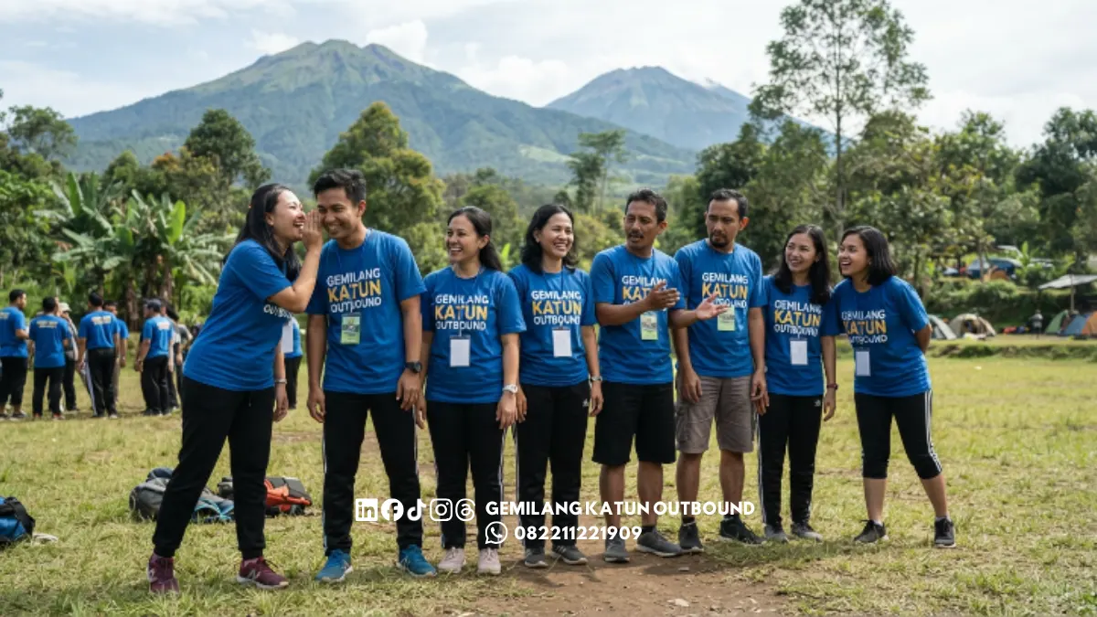 Peserta outbound Malang mempraktikkan aktivitas instruksi berantai untuk melatih komunikasi tim