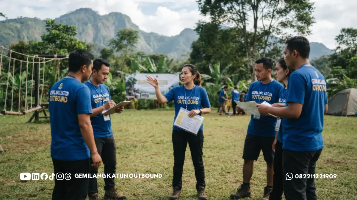 Leader tim mendelegasikan tugas kepada anggota saat aktivitas outbound leadership Malang