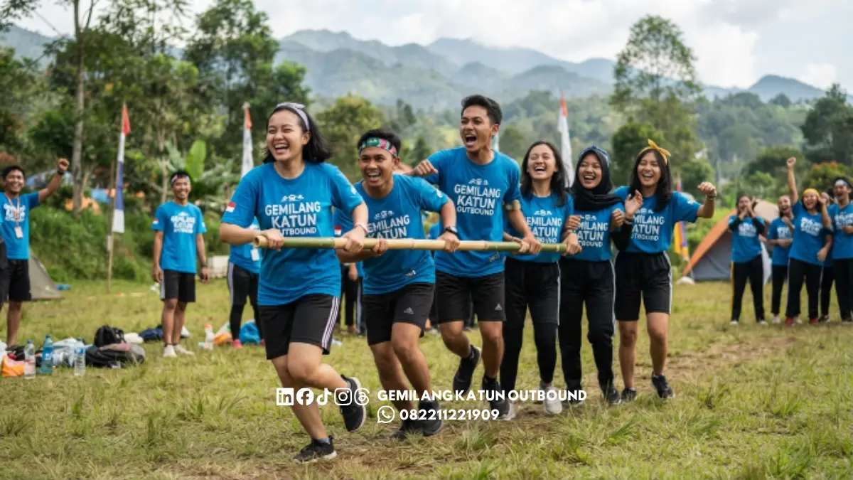 Mahasiswa mengikuti permainan kekompakan pada outbound mahasiswa di Malang