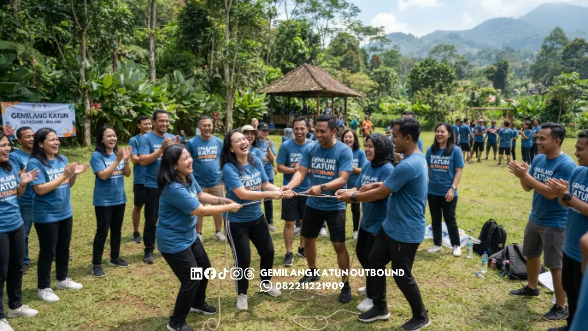 Kelompok peserta berbeda mengikuti outbound Malang sesuai kategori
