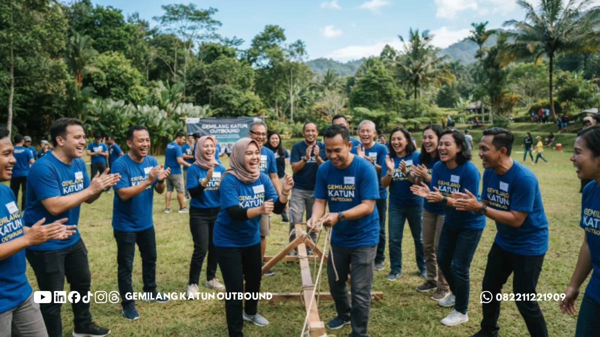 Komunitas mengikuti sesi outbound Malang bersama fasilitator