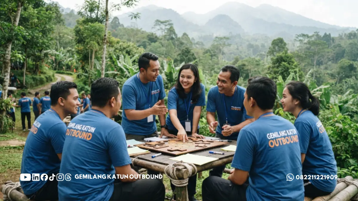 Anggota tim berdiskusi mengambil keputusan bersama dalam aktivitas outbound problem solving Malang