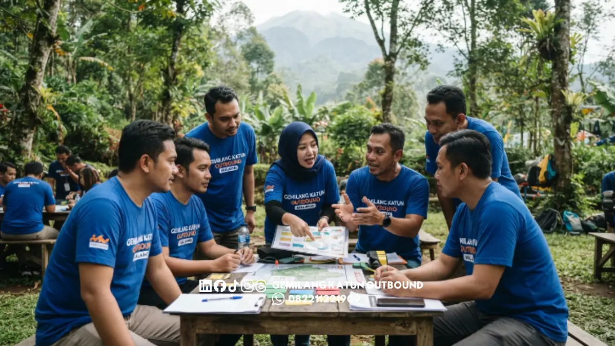 Tim menjalankan simulasi problem solving saat outbound problem solving Malang