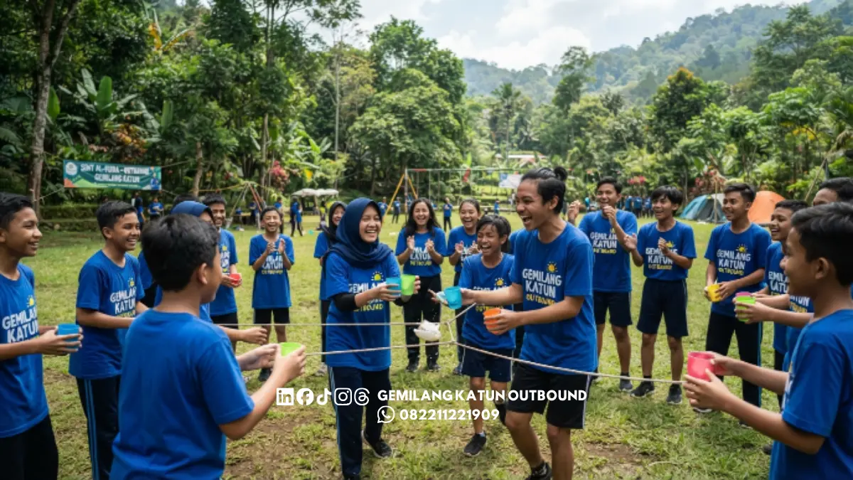 Siswa mengikuti permainan kelompok pada outbound sekolah di Malang