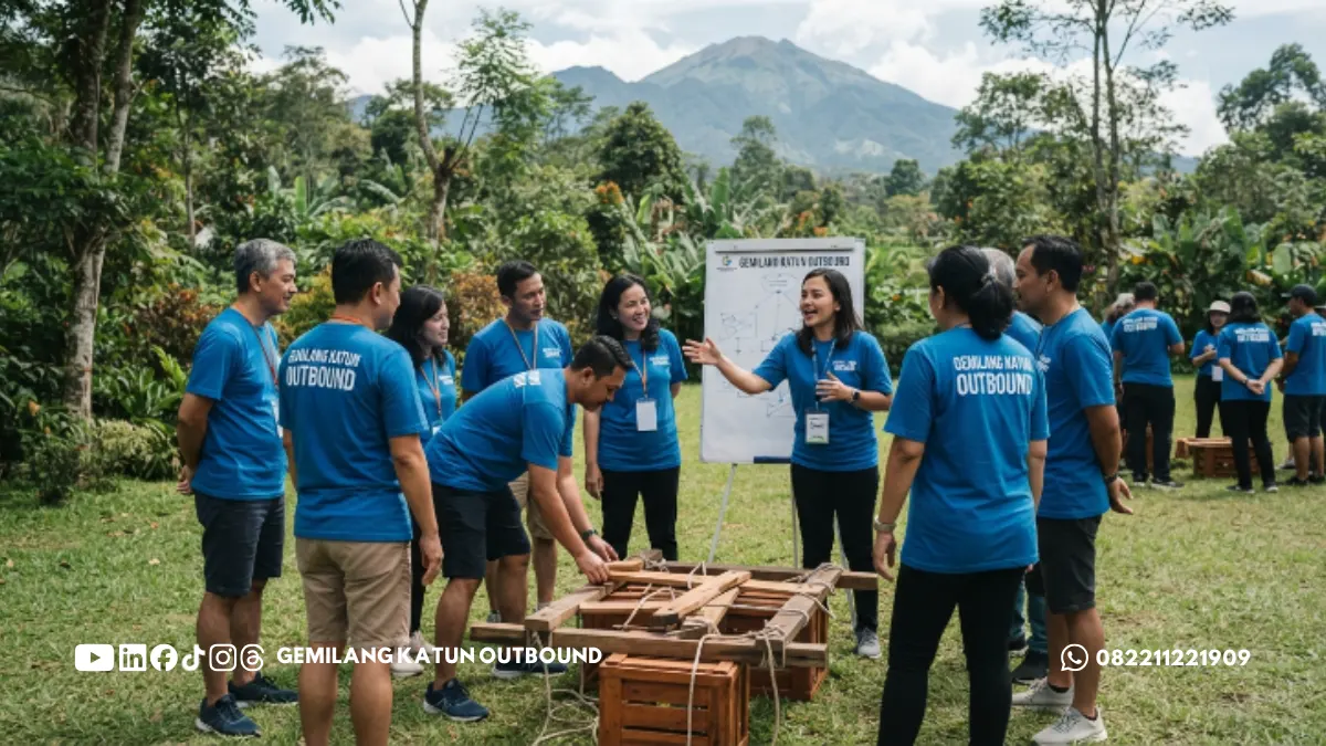 Fasilitator memandu program outbound training Malang berbasis masalah tim