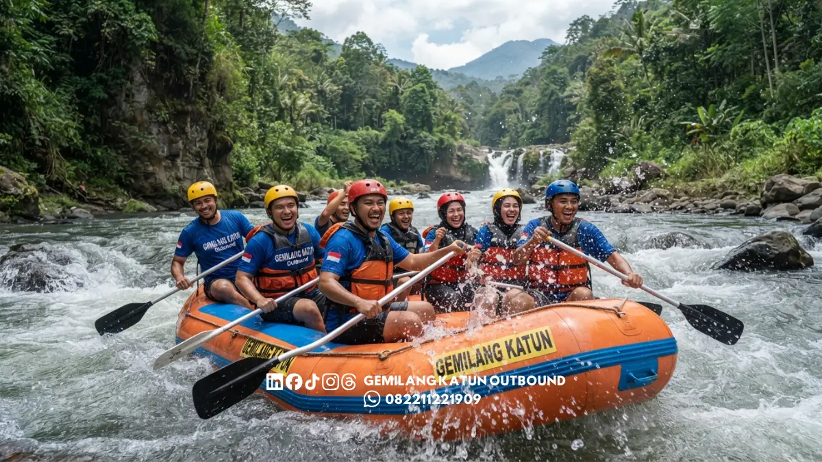 Peserta fun rafting dengan perahu karet di sungai Malang