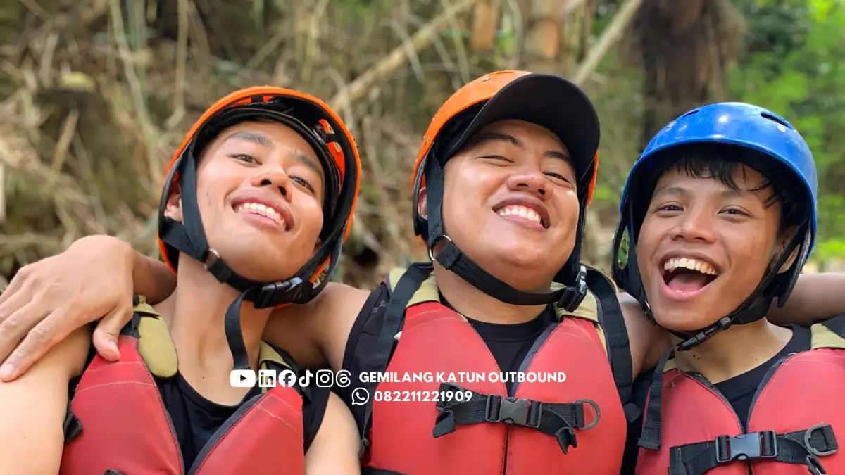 Helm dan jaket pelampung untuk peserta rafting Malang