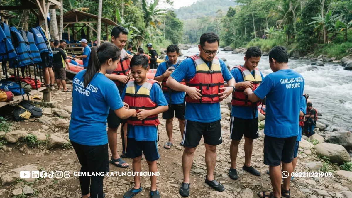 Peserta memeriksa pelampung sebelum memulai rafting