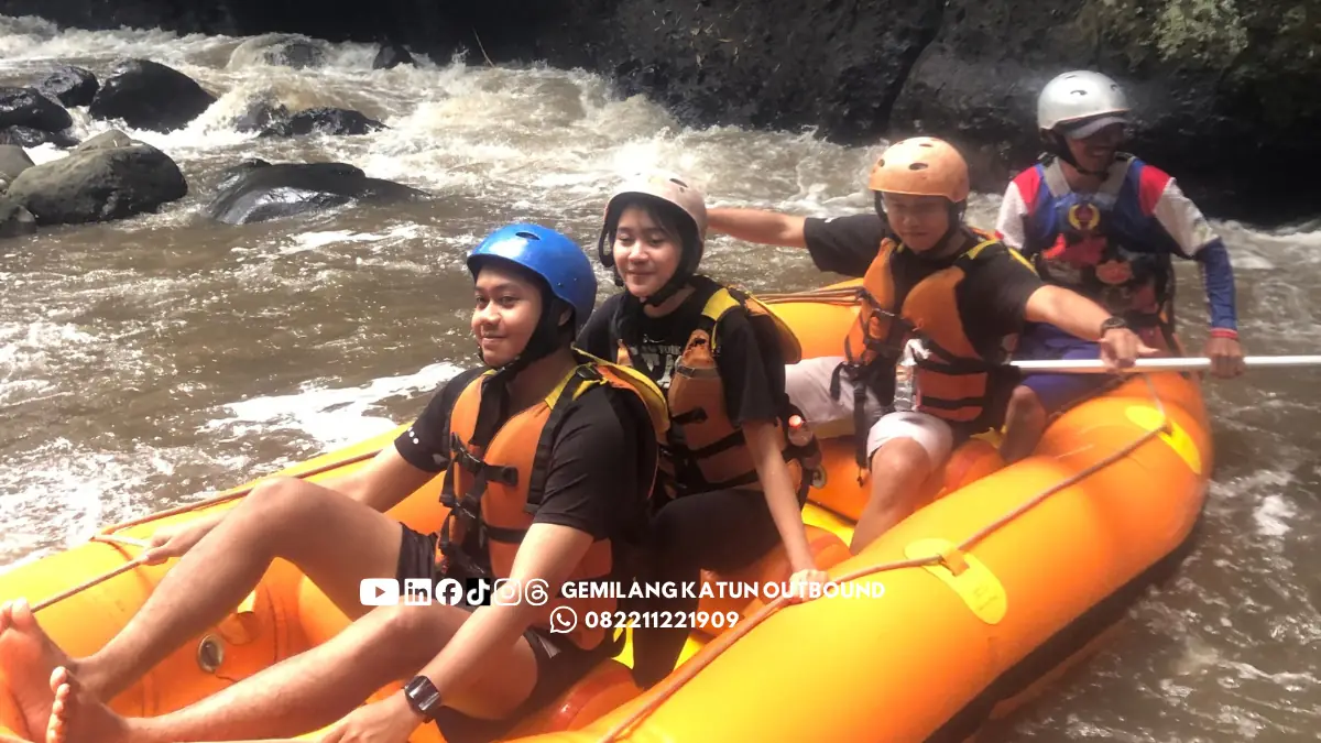Rombongan rafting Malang mendayung bersama di perahu karet