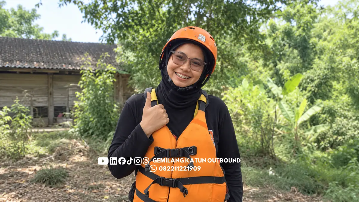 Peserta wanita berhijab memakai helm dan pelampung saat rafting
