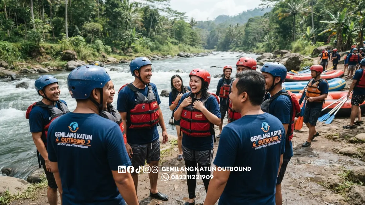 Peserta outbound memakai helm dan pelampung sebelum kegiatan rafting