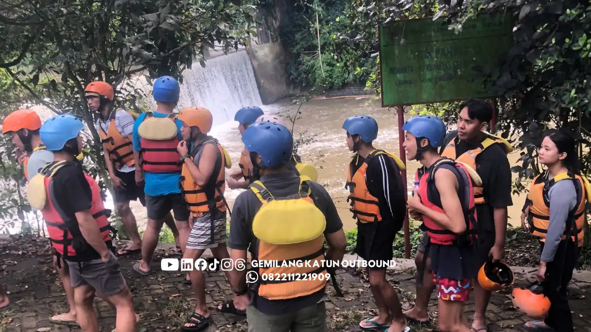 Pemandu memberi briefing kepada peserta pemula rafting