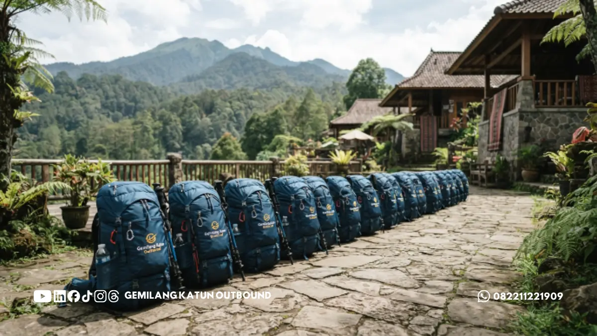 Tas perlengkapan outbound siap dibawa peserta ke lokasi acara
