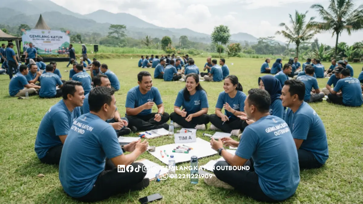 Peserta team building Malang berdiskusi dalam kelompok kecil
