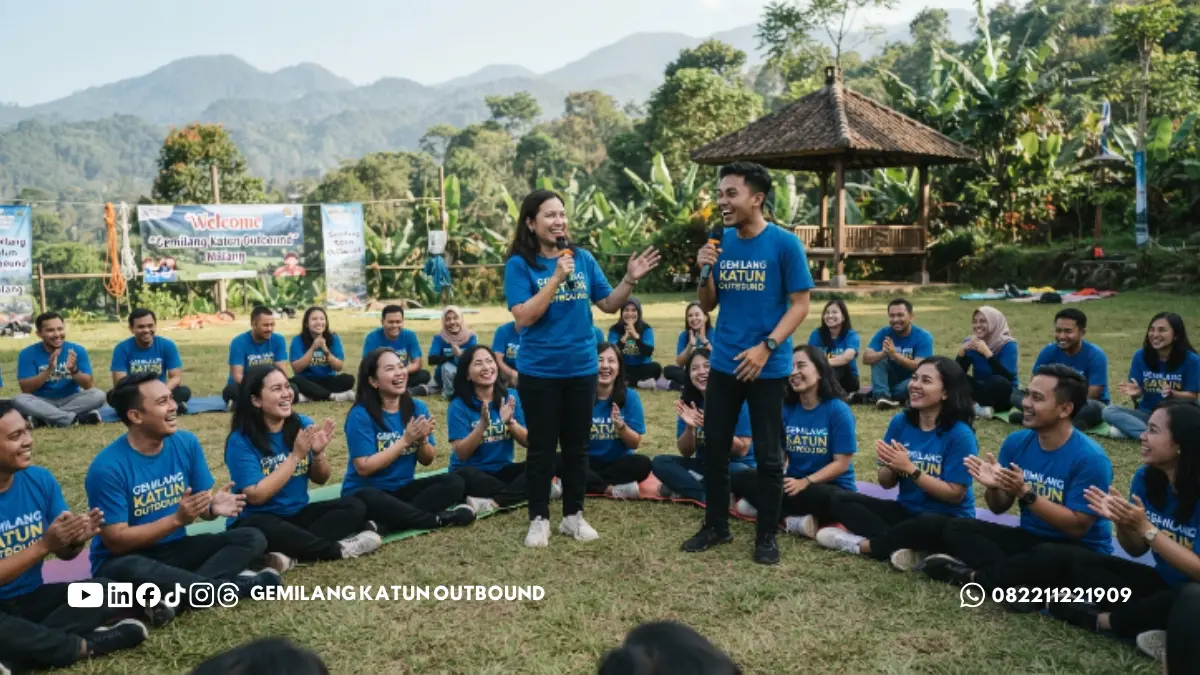 Peserta menyusun strategi bersama dalam sesi team building problem solving