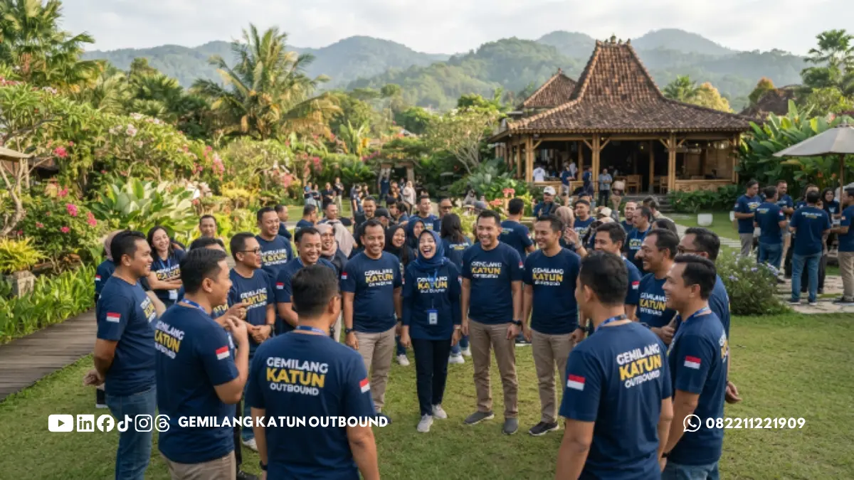 Peserta outbound sedang mengikuti permainan kelompok di Malang